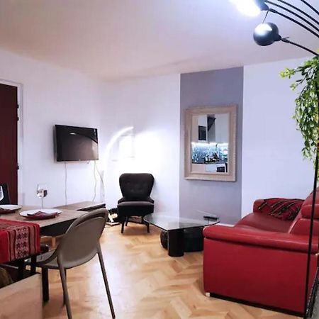 Pretty And Neat Bedroom In My Cosy Appartment. Puteaux Exterior foto
